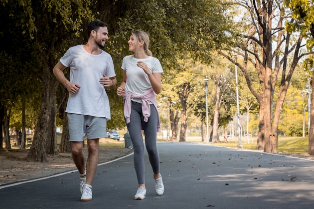 Młode pary jogging w parku.