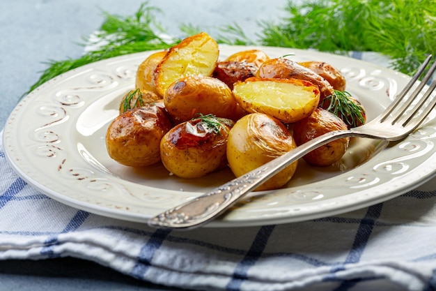 Zdjęcie młode pieczone ziemniaki z solą i koperkiem