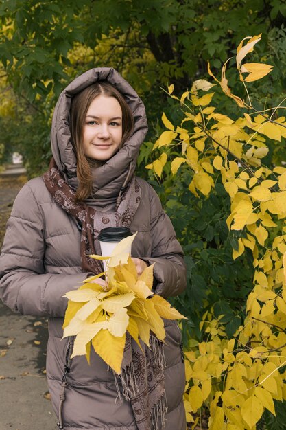 Młode Szczęście Piękna Dziewczyna Z Kawą I żółtymi Liśćmi Kolory Jesieni Jesień