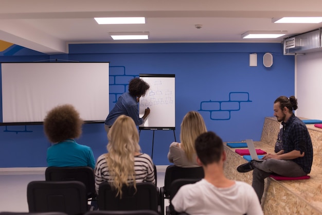 Młodego amerykanina afrykańskiego pochodzenia Głośnikowy Seminaryjny Korporacyjny Biznesowy spotkanie pojęcie