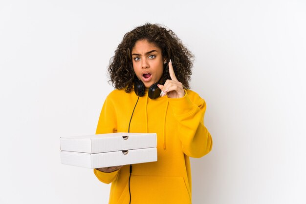 Młodego amerykanina afrykańskiego pochodzenia studencka kobieta trzyma pizze ma pomysł