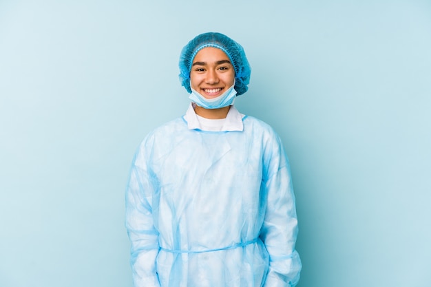 Młodego chirurga azjatykcia kobieta szczęśliwa, uśmiechnięta i rozochocona.