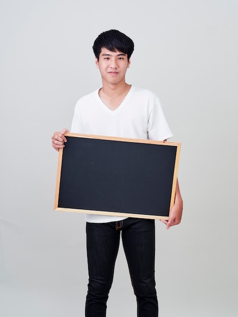 Młodego człowieka mienia pusty blackboard