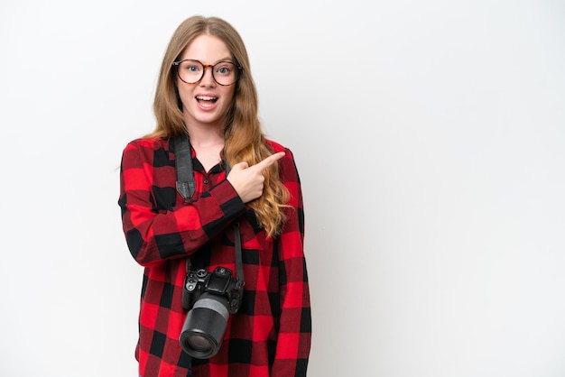 Młodego fotografa ładna kobieta odizolowywająca na białym tle zaskakująca i wskazująca stronę