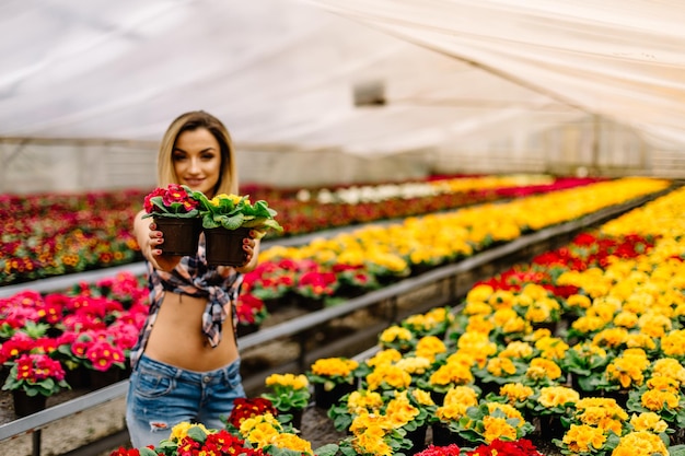 Młodej kobiety kupienie kwitnie przy ogrodowym centrum