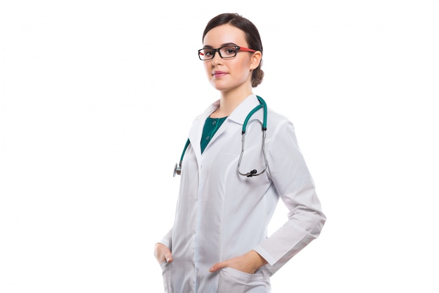 Młodej kobiety lekarka trzyma jej ręki w kieszeniach w bielu jednolitym bielu z stetoskopem