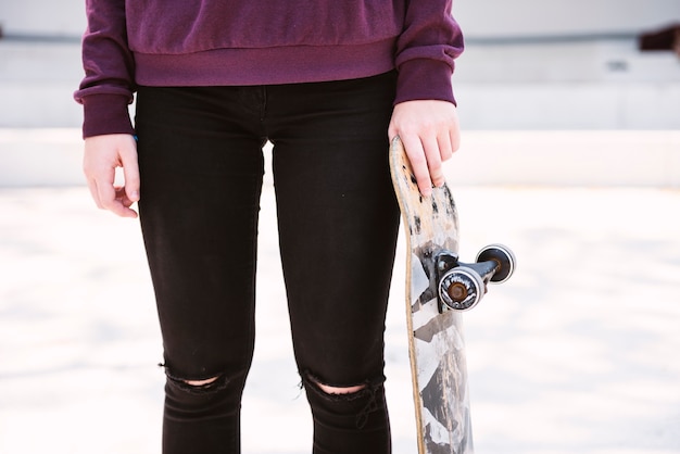 Zdjęcie młodej kobiety łyżwiarka chodzi aktywnego pojęcie
