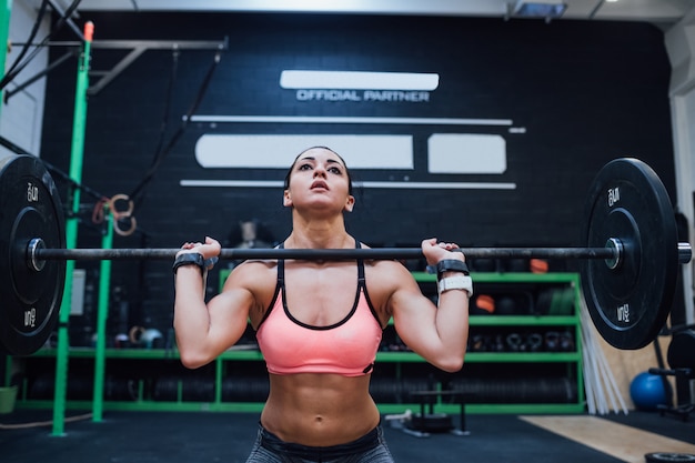 Młodej kobiety władzy udźwigu trenuje salowy gym samotnie