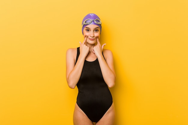 Młodej pływaczki caucasian kobieta wątpi między dwiema opcjami