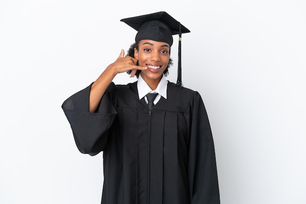 Młody absolwent uniwersytetu African American kobieta na białym tle co telefon gest. Oddzwoń do mnie znak