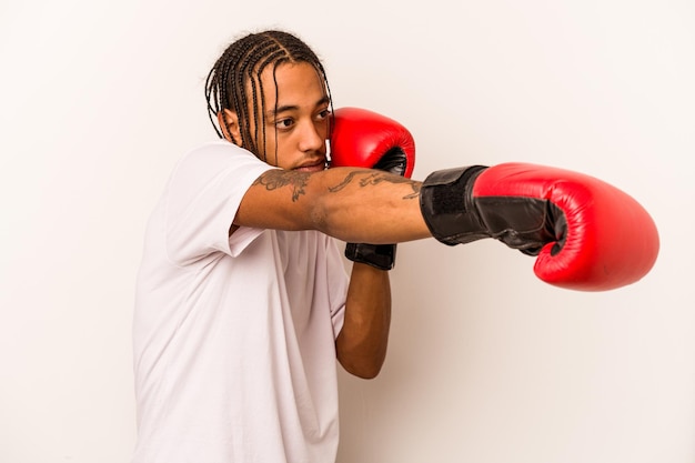 Młody Afroamerykanin gra w boxeo na białym tle