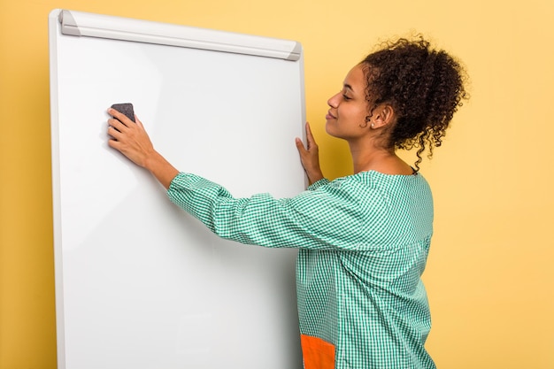 Młody afroamerykanin nauczyciel edukacji dzieci wyjaśniający na tablicy na białym tle