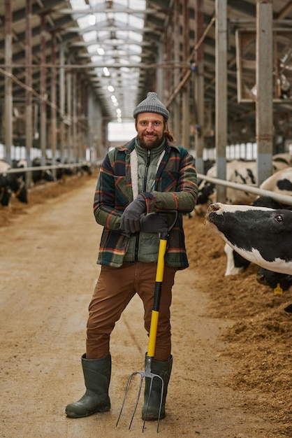 Młody agronom pracujący w gospodarstwie mleczarskim