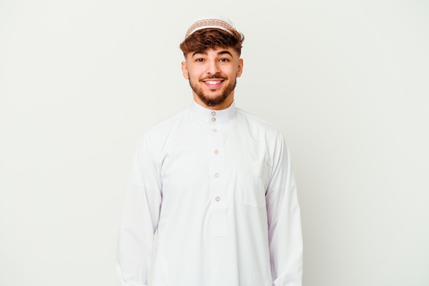 Młody Arab Ubrany W Typowy Strój Arabski Szczęśliwy, Uśmiechnięty I Wesoły.