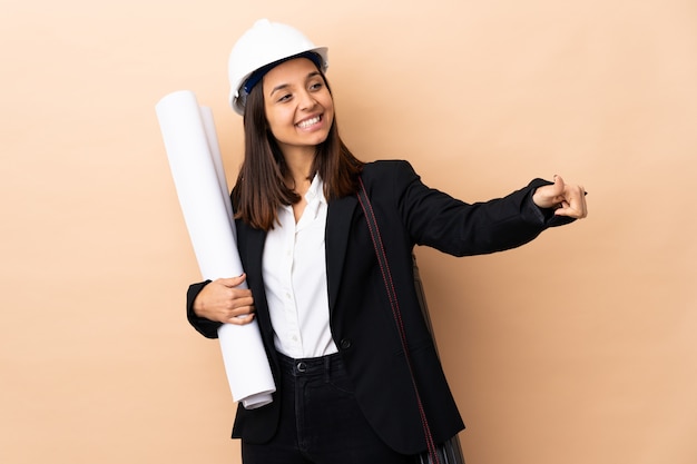 Zdjęcie młody architekt kobiety mienia projekty nad odosobnionym dawać aprobata gestowi