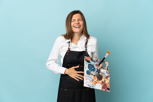 Młody Artysta Słowacka Kobieta Na Białym Tle Na Niebieskiej ścianie Dużo Uśmiecha Się