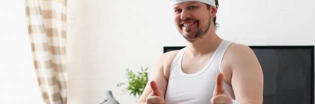 Młody Atrakcyjny Mężczyzna Zaangażowany W Fitness