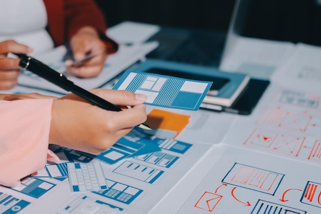 Młody azjatycki biznes kreatywny zespół współpracuje projekt projektowania oprogramowania aplikacji mobilnych Brainstorm spotkanie technologia internetowa smartfon aplikacja web projektant biuro współpracownik koncepcja pracy zespołowej
