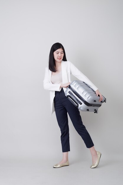 Młody Azjatycki Kobieta Turysta Z Bagażem Podróżować