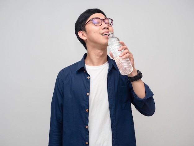 Młody azjatycki mężczyzna nosi okulary izolowanej wody pitnej