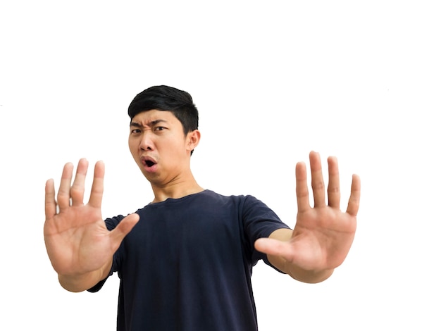 Młody azjatycki mężczyzna w czarnej koszuli pokazuje dwie ręce, pięć palców w górę, zatrzymanie szoku na twarzy, pół ciała