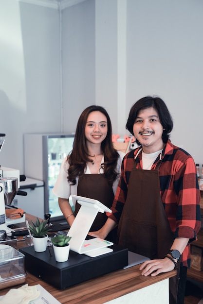 Młody Barista Uśmiecha Się Do Kamery