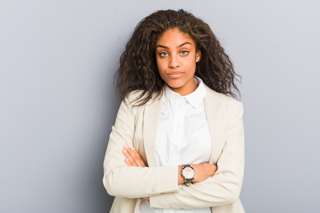 Młody biznes african american kobieta niezadowolony patrząc w kamerę z sarkastycznym wyrazem twarzy.