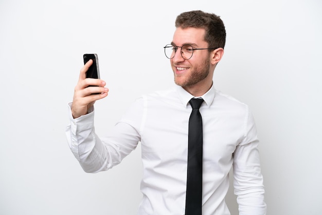 Młody Biznes Kaukaski Mężczyzna Na Białym Tle Robi Selfie