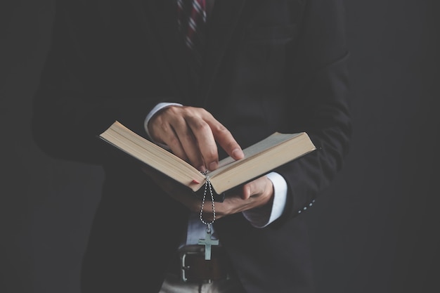 Młody biznesmen czyta Świętą Biblię