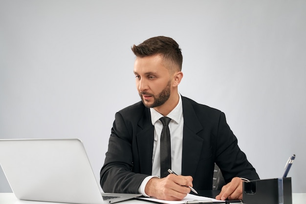 Młody biznesmen korzystający z laptopa