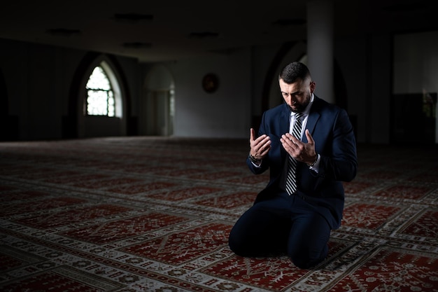 Młody biznesmen Modlitwa muzułmańska