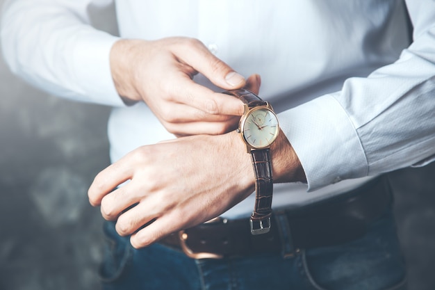 Zdjęcie młody biznesmen ręka zegarek