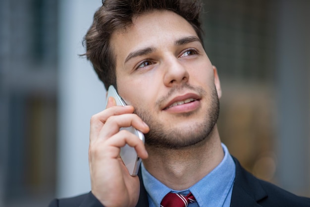 Młody biznesmen rozmawia przez telefon