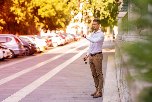 Młody Biznesmen Stoi Czas I Sprawdza