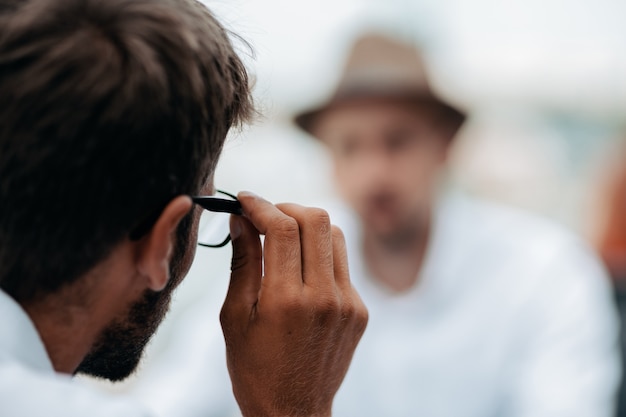 Zdjęcie młody biznesmen uważnie patrzy przez swoje okulary