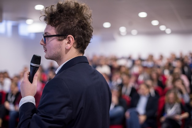 młody biznesmen w sali konferencyjnej biznesowych z publicznymi prezentacjami. Publiczność w sali konferencyjnej. Klub przedsiębiorczości