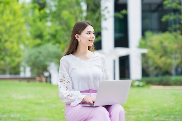 Młody bizneswoman pracuje na laptopie outdoors