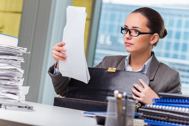 Zdjęcie młody bizneswoman pracuje w biurze