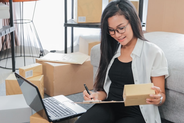 Młody Bizneswoman Używa Laptop Pracę W Domu