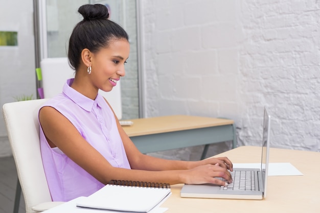 Młody bizneswoman używa laptop