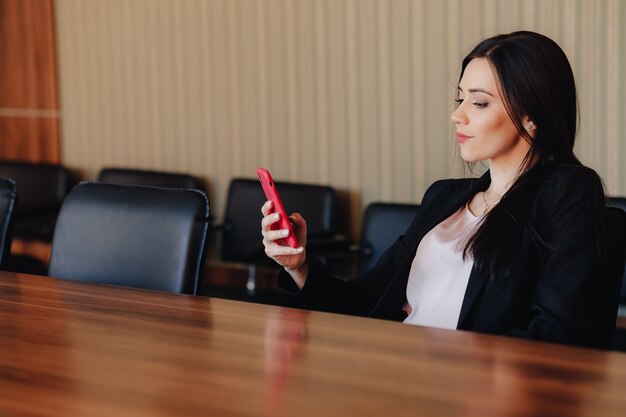 Młody bizneswoman używa smartphone