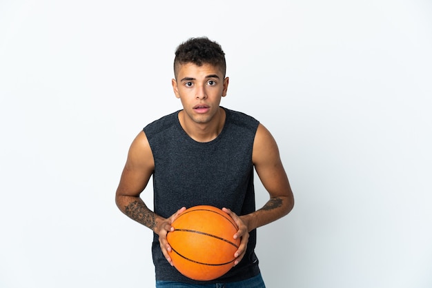 Młody brazylijski mężczyzna na odosobnionej przestrzeni gry w koszykówkę