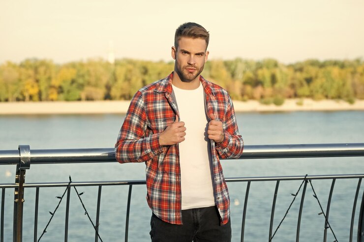 Zdjęcie młody brodaty facet w kraciastej koszuli outdoor lifestyle
