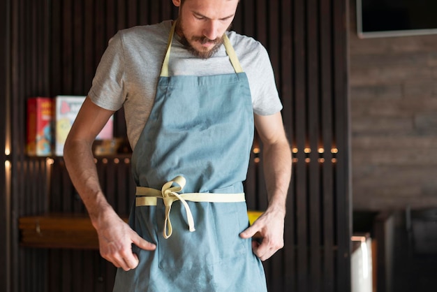 Młody Brodaty Szef Kuchni W Fartuchu W Restauracji?