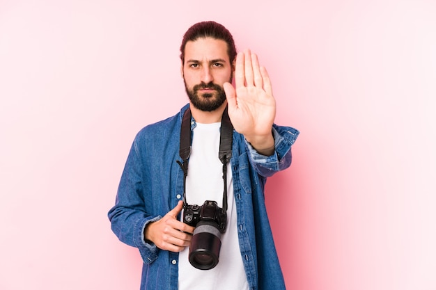 Młody caucasian fotografa mężczyzna odizolowywał pozycję z szeroko rozpościerać ręka seansu przerwy znakiem, zapobiega ciebie.