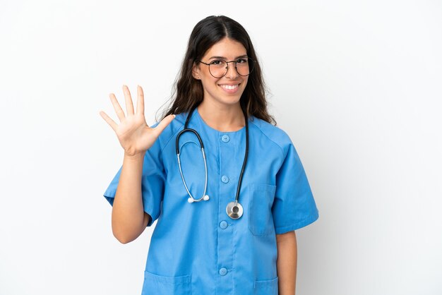 Młody chirurg lekarz kaukaska kobieta na białym tle licząc pięć palcami
