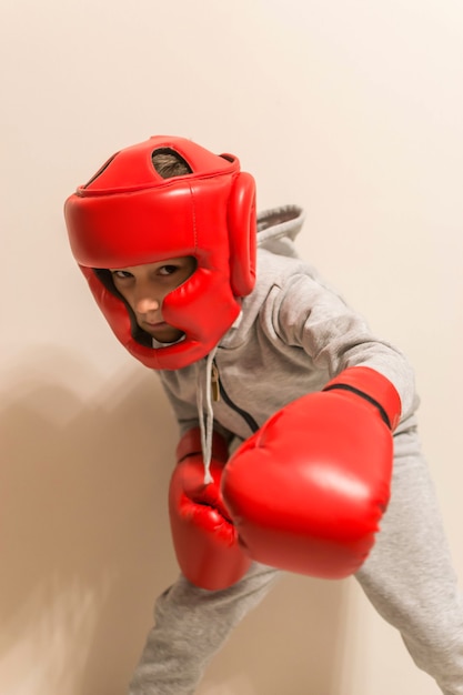 Młody chłopak bokser bokserski w różnych pozycjach zdjęcie sportu obronnego