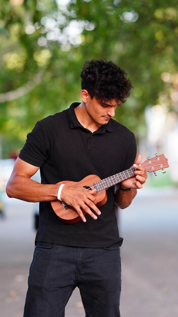 Młody chłopak grający na ukulele