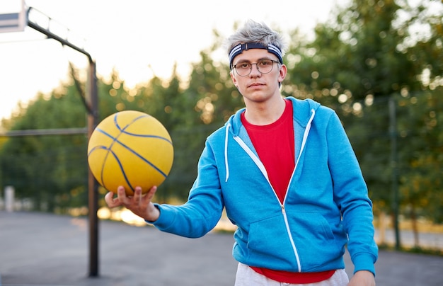 Młody chłopak kaukaski teen gry w koszykówkę