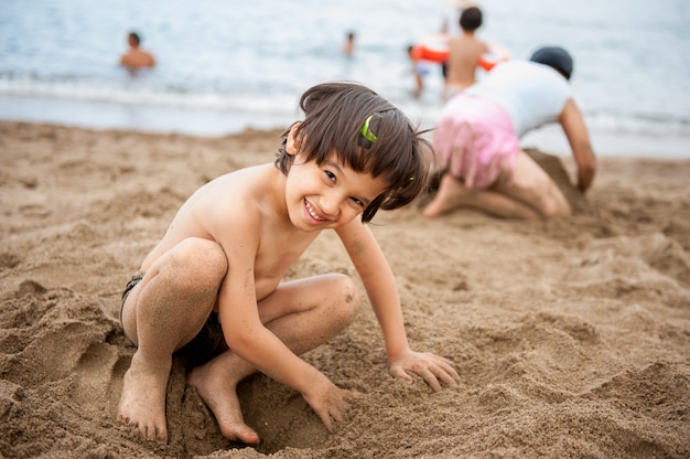 Młody chłopak korzystających z plaży